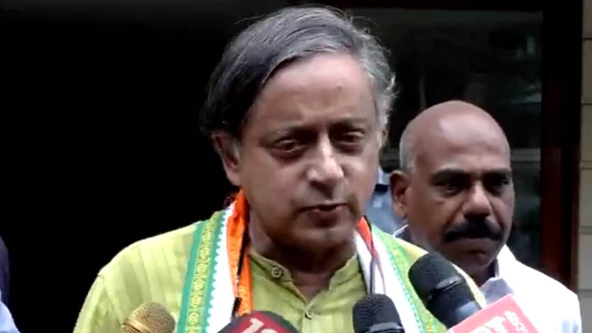 Shashi Tharoor: আমার মতামত অনেকের অপছন্দ হতে পারে, প্রধানমন্ত্রী মোদীর ক্রমাগত প্রশংসা করে কংগ্রেসের অস্বস্তি বাড়াচ্ছেন শশী থারুর