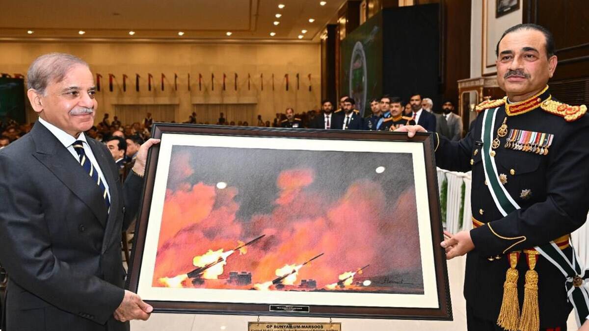 Asim Munir Gifts Fake Image to PM  Shehbaz Sharif: যুদ্ধ জয়ের ভুয়ো ছবি উপহার প্রধানমন্ত্রী শাহবাজকে, মিথ্যাচারের অভিযোগ সেনাপ্রধান অসীম মুনিরের বিরুদ্ধে