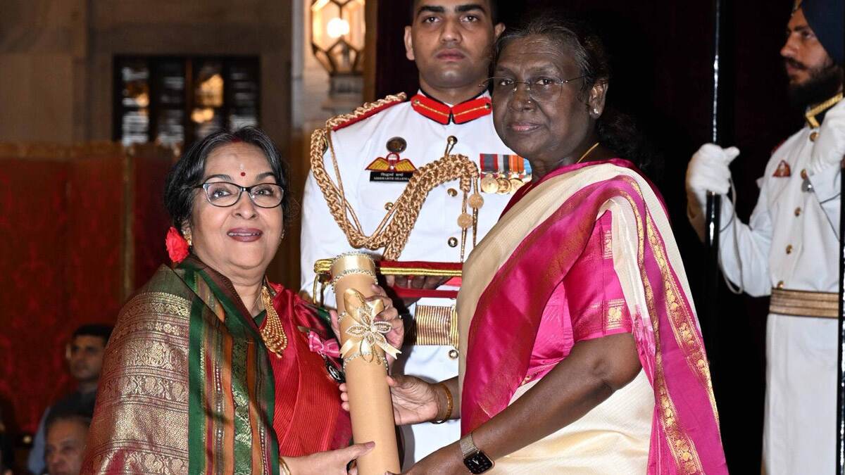 Mamata Shankar Ghosh: দ্রৌপদী মুর্মুর হাত থেকে পদ্মশ্রী পুরস্কার নিলেন মমতা শঙ্কর