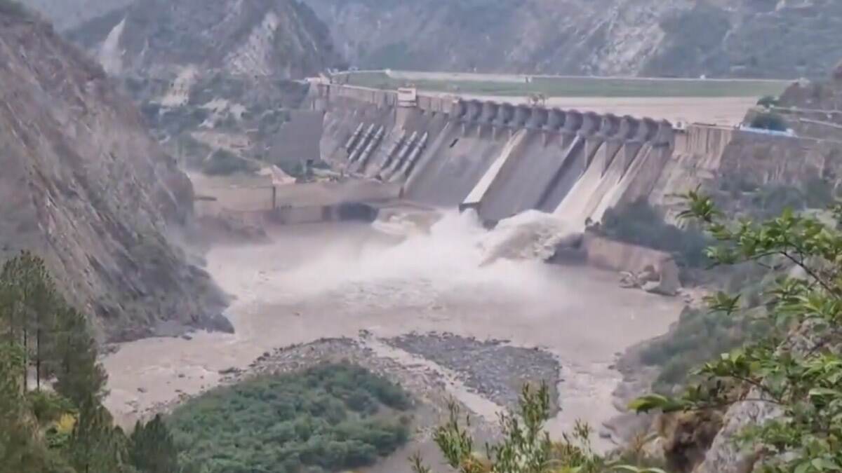 Salal Dam Opened: আচমকা খুলে দেওয়া হল সালাল বাঁধের তিনটি গেট, পাকিস্তানে বন্যার আশঙ্কা!