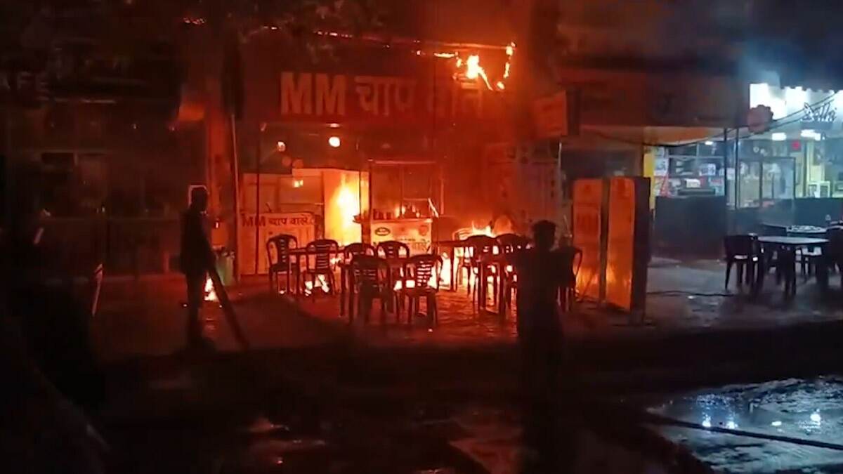 Gwalior Fire: গোয়ালিয়রে সিলিন্ডার ফেটে দোকানে বিধ্বংসী অগ্নিকাণ্ড, অল্পের জন্য রক্ষা পেলেন কর্মীরা, দেখুন ভিডিয়ো