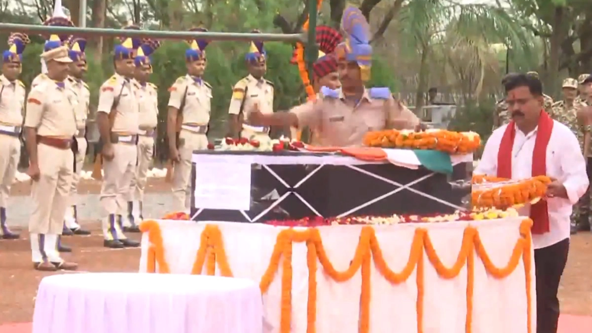 Chhattisgarh: নারায়ণপুরে শহিদ জওয়ানকে শ্রদ্ধা জানালেন উপ-মুখ্যমন্ত্রী বিজয় শর্মা