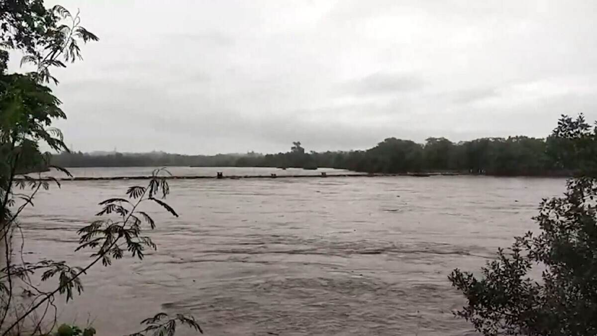 Flood: প্রবল বৃষ্টিতে ভাসছে ৩৫টি গ্রাম, যোগাযোগ বিচ্ছিন্ন