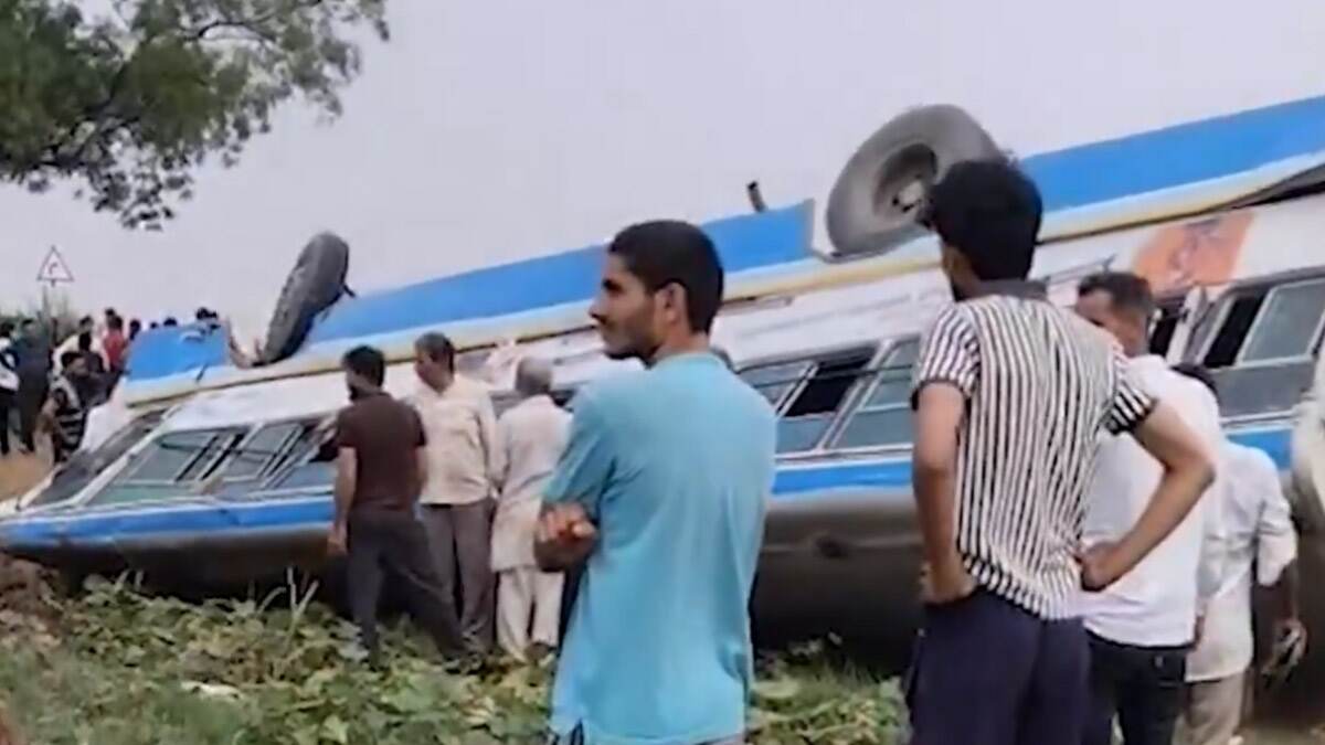 Road Accident: হরিয়ানায় ৬৫ জন যাত্রী নিয়ে উল্টে পড়ল বাস, নিহত একজন ছাত্র