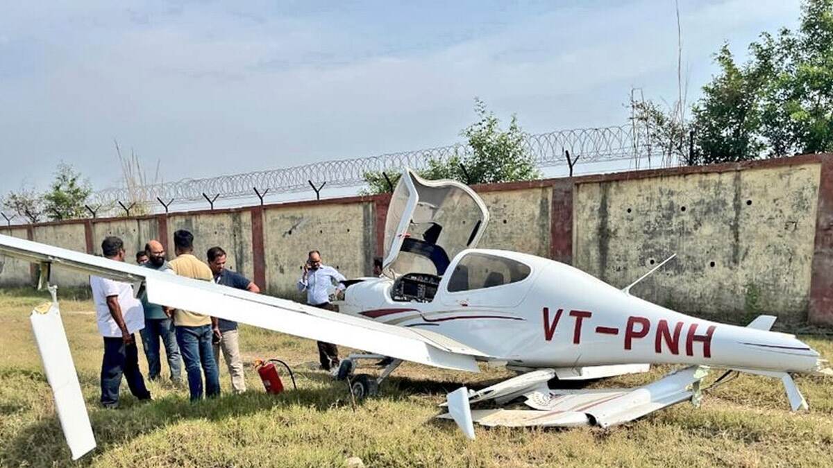 Aligarh Plane Crash: মাঝ আকাশ থেকে ধসে পড়ল প্রশিক্ষণরত বিমান, অক্ষত চালক