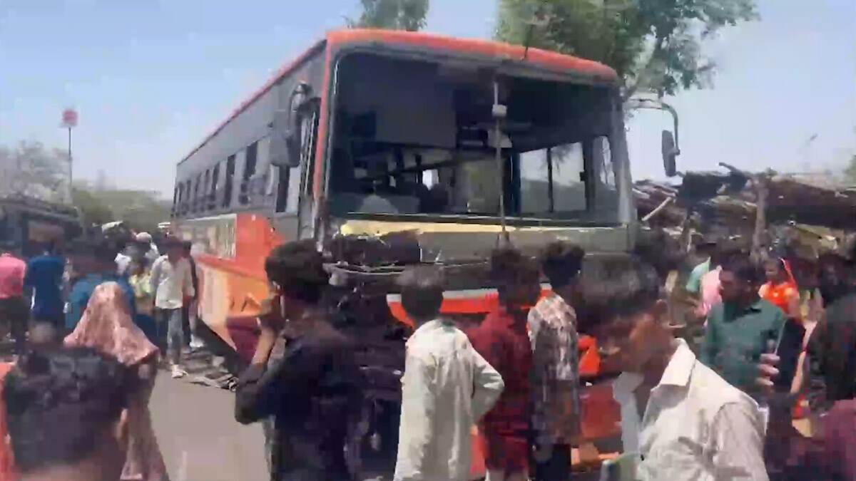 Gujarat: সবরকন্ঠে ভয়াবহ সড়ক দুর্ঘটনা, বাস-গাড়ি-বাইকের ধাক্কায় প্রাণ গেল ৫ জনের, গুরুতর আহত ২