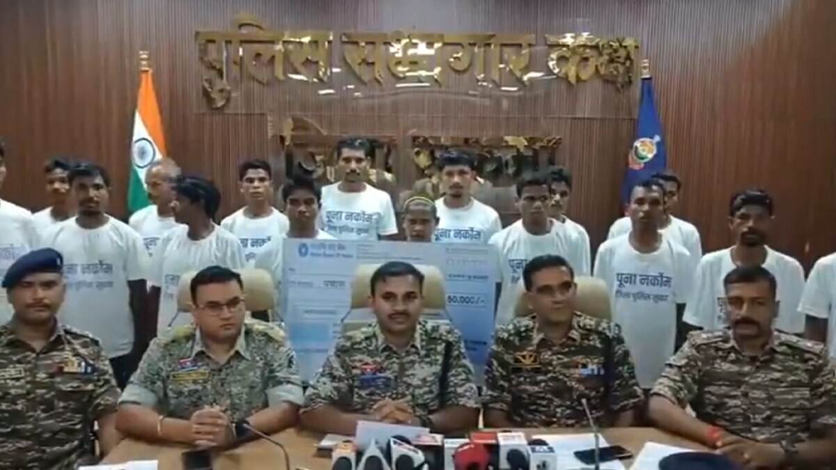 18 Naxal Surrender In Sukma: অস্ত্র ছেড়ে মূলস্রোতে ফেরার সিদ্ধান্ত, সুকমায় আত্মসমর্পণ করলেন ১৮ মাওবাদী