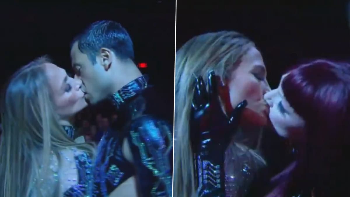 Jennifer Lopez Kisses Backup Dancers: অ্যাওয়ার্ড শো'য়ের মঞ্চে ব্যাকআপ নৃত্যশিল্পীদের ঠোঁটে ঠোঁট ডোবালেন পপ তারকা জেনিফার, হু-হু করে ভাইরাল হল ভিডিও