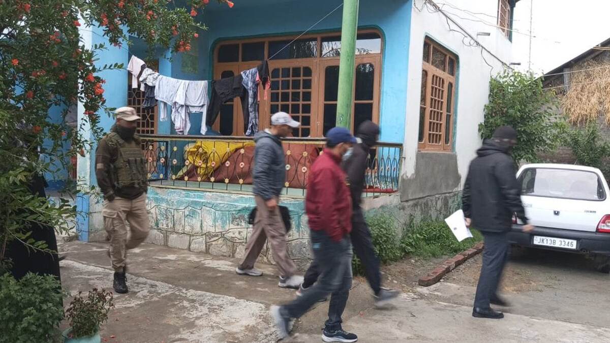 CIK Unit Raids In Various Districts Kashmir: লুকিয়ে থাকা জঙ্গিদের সন্ধানে কাশ্মীরের বিভিন্ন জায়গায় তল্লাশি অভিযানে কাউন্টার-ইন্টেলিজেন্স কাশ্মীর এবং কাশ্মীর পুলিশ