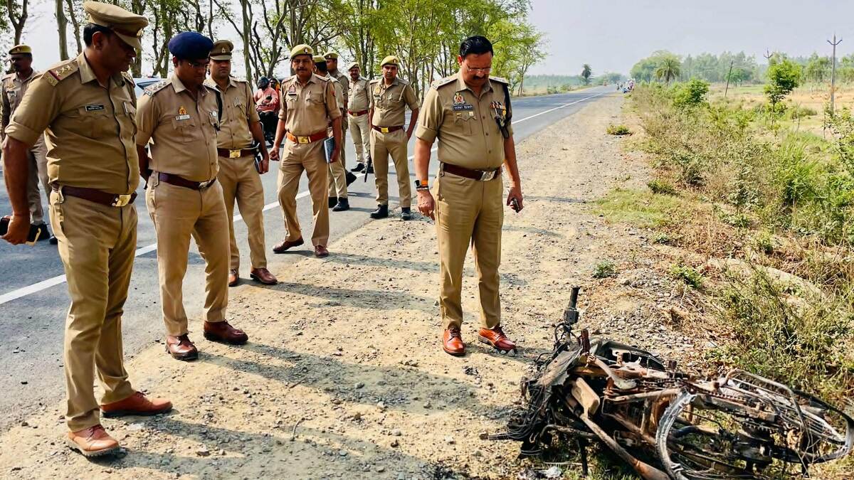 Uttar Pradesh Road Accident: বিয়ে বাড়ি থেকে ফেরার পথে বাইকের সঙ্গে সজোরে ধাক্কা মারুতি ভ্যানের, পথের বলি চার বন্ধু-সহ ৬