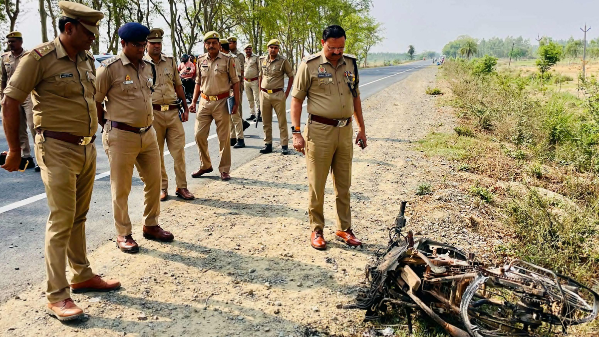 Uttar Pradesh Road Accident: বিয়ে বাড়ি থেকে ফেরার পথে বাইকের সঙ্গে সজোরে ধাক্কা মারুতি ভ্যানের, পথের বলি চার বন্ধু-সহ ৬