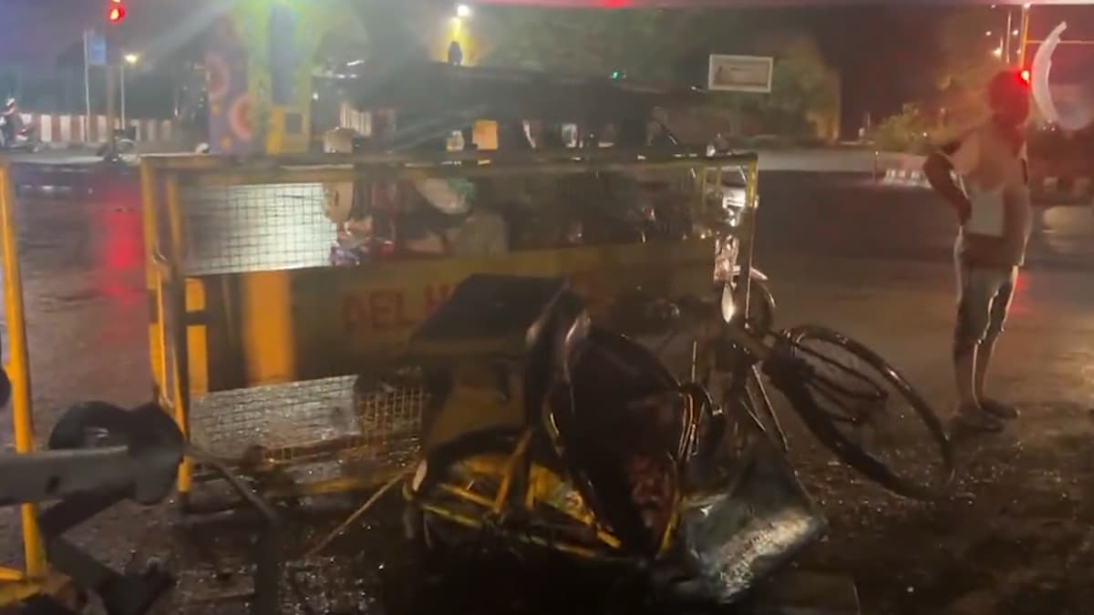 Delhi: ঝড়বৃষ্টির মাঝে উপড়ে যাওয়া ইলেকট্রিক পোস্ট মাথায় পড়ে মৃত্যু প্রতিবন্ধী যুবকের, ঘটনাস্থলে দিল্লি পুলিশ