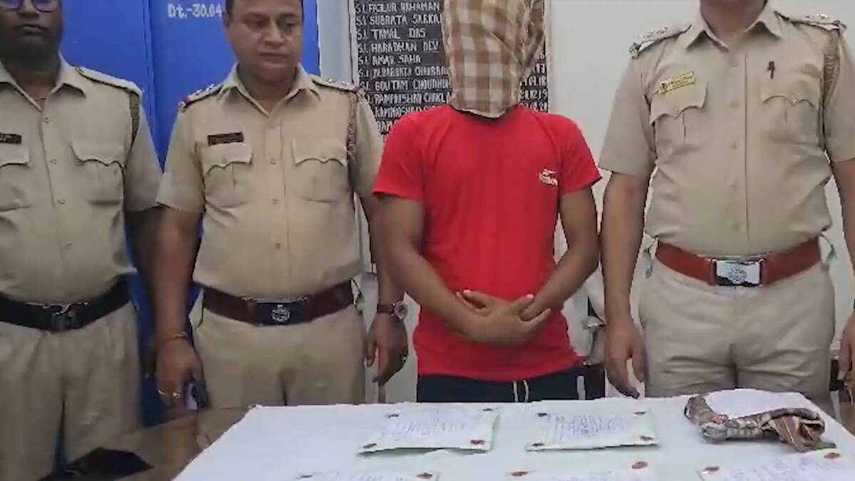Malda: গোপালগঞ্জ আউটপোস্ট থেকে নিষিদ্ধ মাদক সহ গ্রেফতার এক, তদন্তে নেমেছে পুলিশ