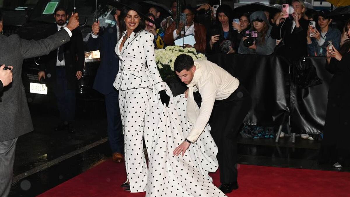 Priyanka Chopra and Nick Jonas in Met Gala: মেট গালায় নিকের ঠোঁটে ঠোঁট ডোবালেন প্রিয়াঙ্কা, স্ত্রীর পোশাক সাজালেন মার্কিন তারকা, ভাইরাল ছবি
