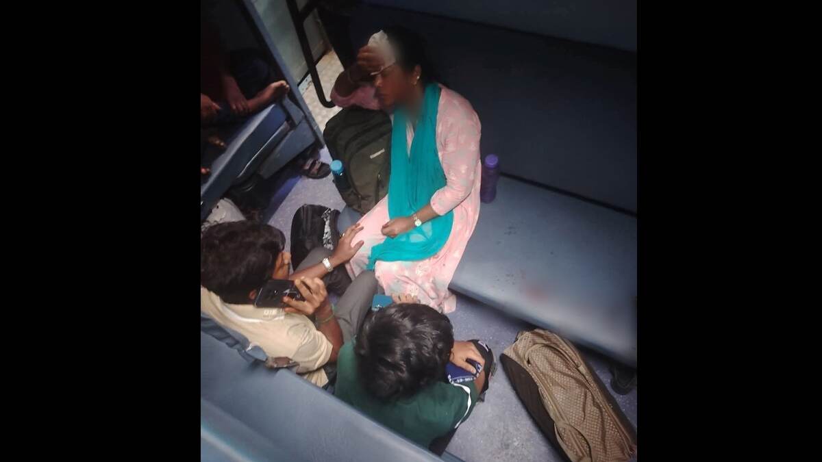 Middle Berth Collapsed on Chennai-Palakkad Express: দূরপাল্লার ট্রেনে আচমকা মাঝের বার্থ খুলে পড়ল ঘুমন্ত যাত্রীর মাথায়, রক্তাক্ত কাণ্ড, বিবৃতি দিয়ে দায় ঝাড়ল রেল
