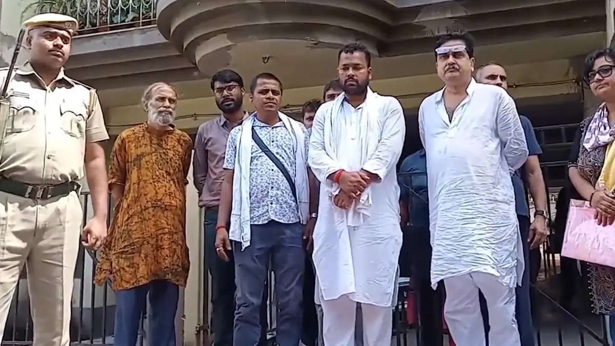 SSC Scam: অভিজিৎ গঙ্গোপাধ্যায়ের বাড়িতে চাকরিহারা শিক্ষকরা, কী বার্তা দিলেন বিজেপি সাংসদ