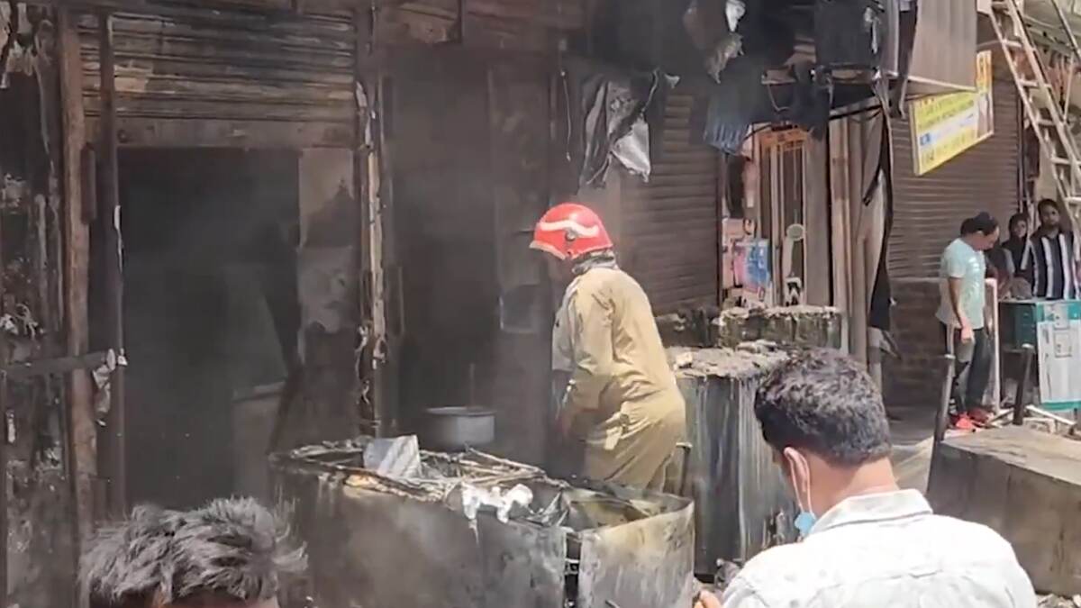 Fire Broke Out: দিল্লির আমান বিহার ধাবায় ভয়াবহ অগ্নিকাণ্ড, দেখুন ভিডিও