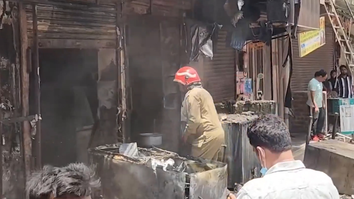 Fire Broke Out: দিল্লির আমান বিহার ধাবায় ভয়াবহ অগ্নিকাণ্ড, দেখুন ভিডিও