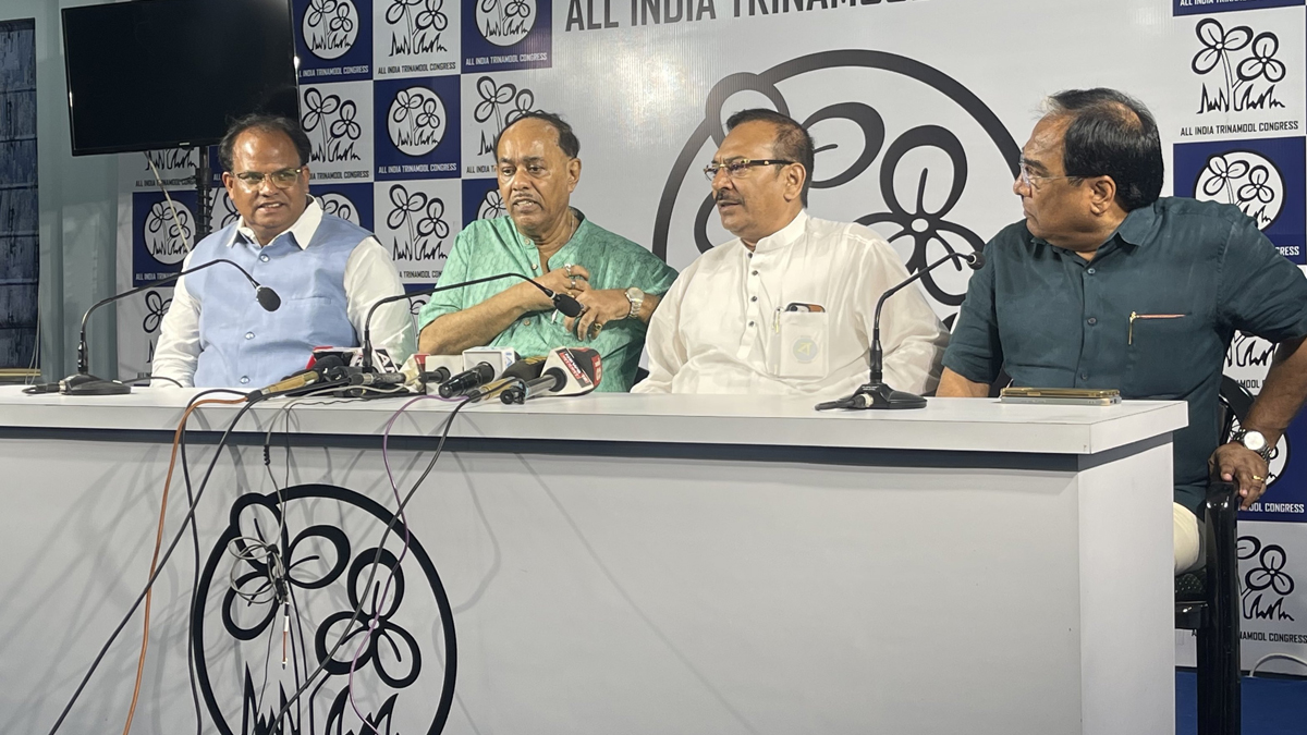 Ex BJP MP John Barla joins TMC: অরূপ বিশ্বাসের উপস্থিতিতে তৃণমূলে যোগ দিলেন প্রাক্তন কেন্দ্রীয় মন্ত্রী ও বিজেপি নেতা জন বার্লা