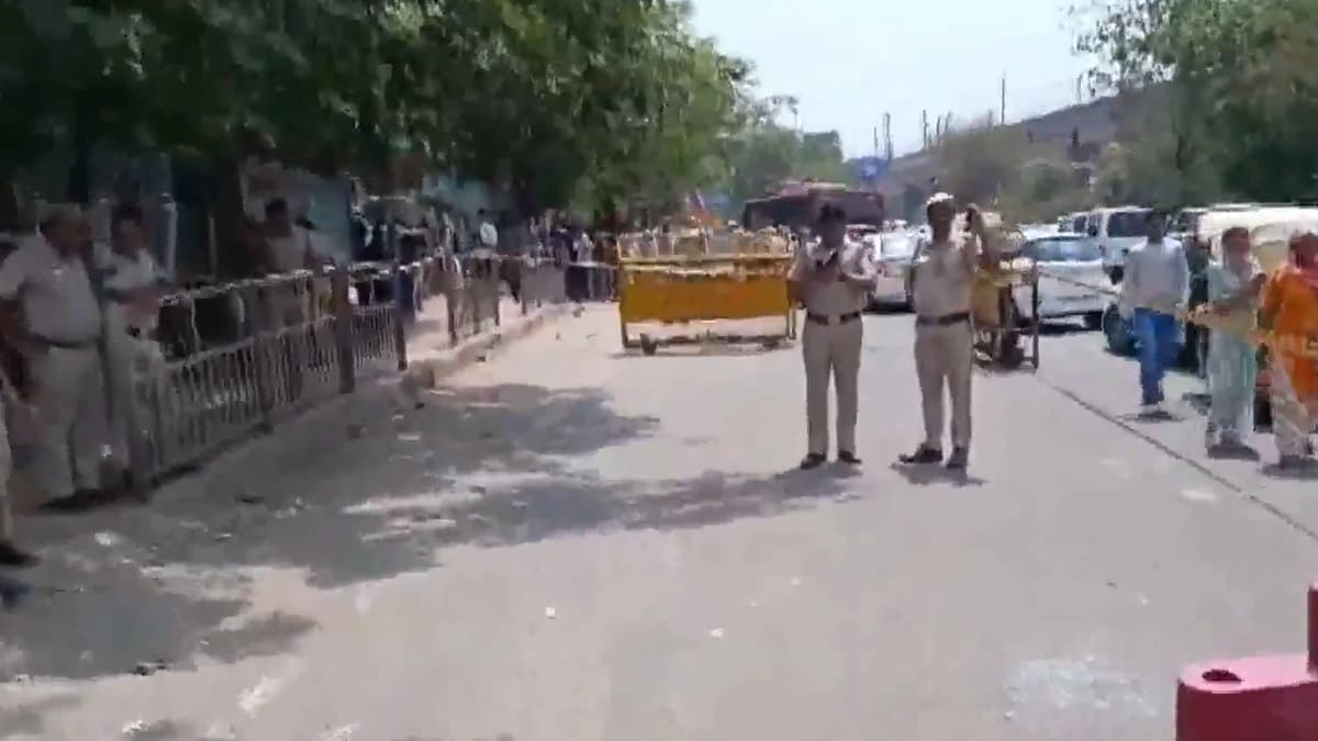 Delhi: ভরদুপুরে দিল্লির রাস্তায় প্রকাশ্যে চলল গুলি, আহত এক ব্যক্তি, অভিযুক্তের খোঁজে তল্লাশি অভিযান শুরু করেছে পুলিশ