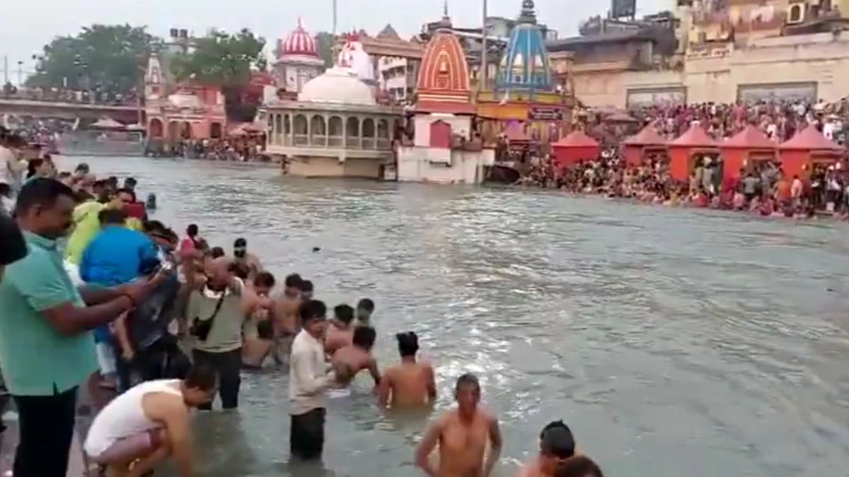 Vaishakh Purnima 2025: আজ পবিত্র বৈশাখী পূর্ণিমা তিথি, দেশজুড়ে পুজোপাঠের পাশাপাশি চলছে ভক্তদের পবিত্র স্নান (দেখুন ভিডিও)