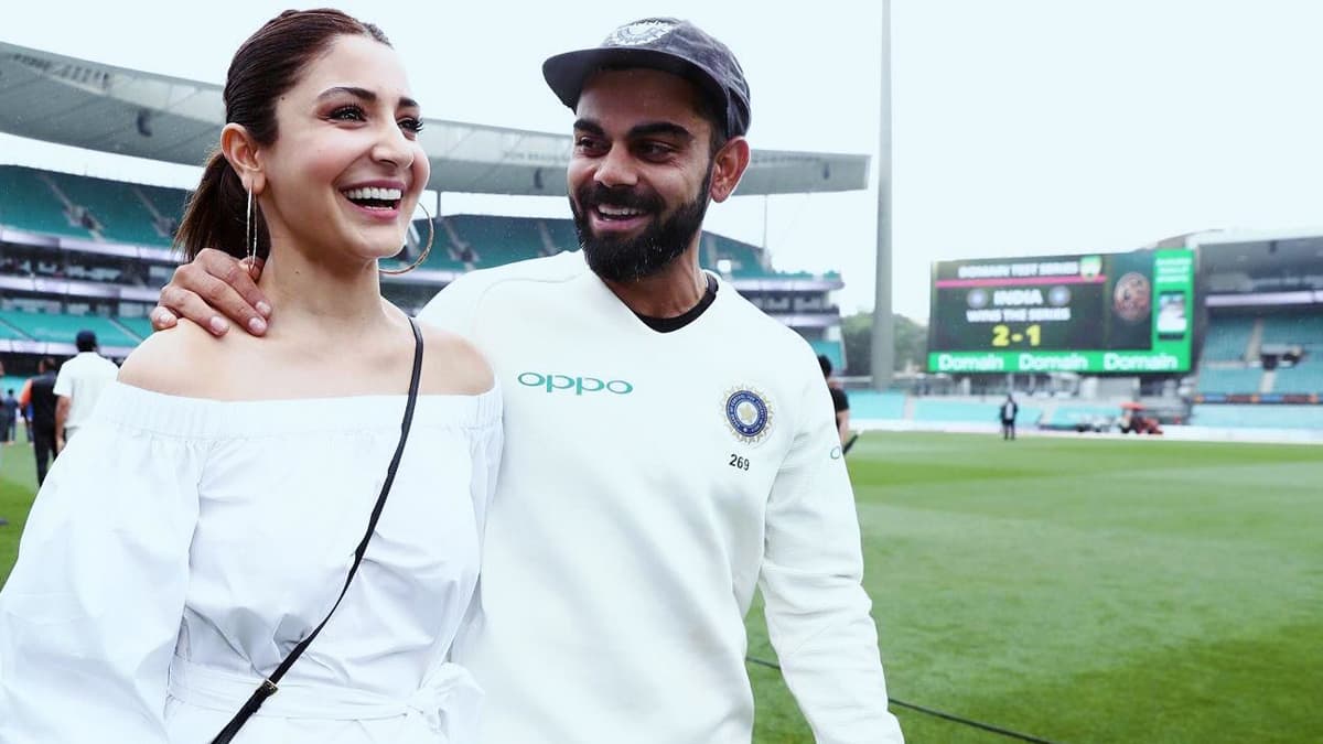 Virat Kohli with Anushka Sharma Back in Mumbai: টেস্ট ক্রিকেট থেকে অবসরের পর, প্রেমানন্দ জি মহারাজের আশ্রম থেকে মুম্বাই ফিরলেন বিরাট-অনুষ্কা (দেখুন ভিডিও)