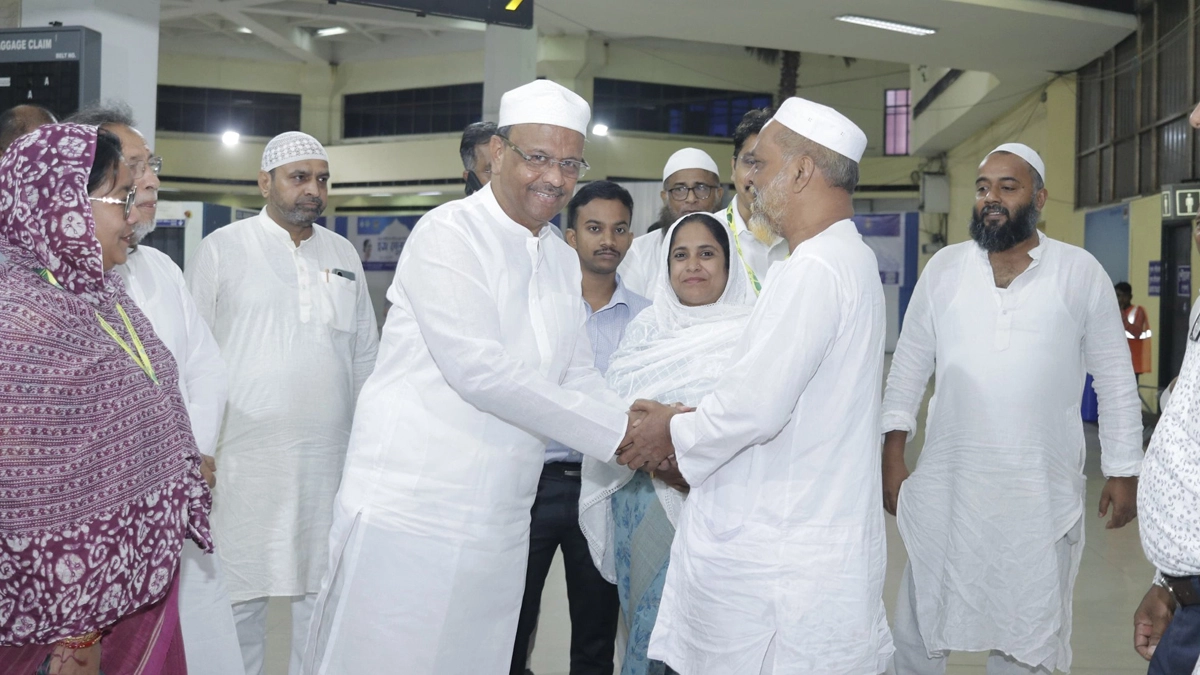 Hajj Yatra 2025: কলকাতা থেকে মক্কার উদ্দেশ্যে রওনা হজযাত্রীরদের, শুভকামনা জানালেন মেয়র ফিরহাদ হাকিম
