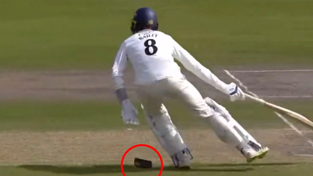 County Cricket, Viral Video: কাউন্টিতে রান নিতে গিয়ে ক্রিকেটারের পকেট থেকে পড়ল ফোন, দেখুন ভাইরাল ভিডিও
