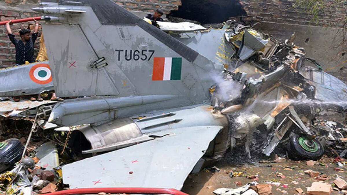 Did 3 IAF Jets Crash in Himalayas? হিমালয়ের কাছে বিধ্বস্ত ভারতীয় বিমান বাহিনীর তিনটি যুদ্ধ বিমান? ছবি ভাইরাল হতেই সত্যি প্রকাশ করল PIB ফ্যাক্ট চেক