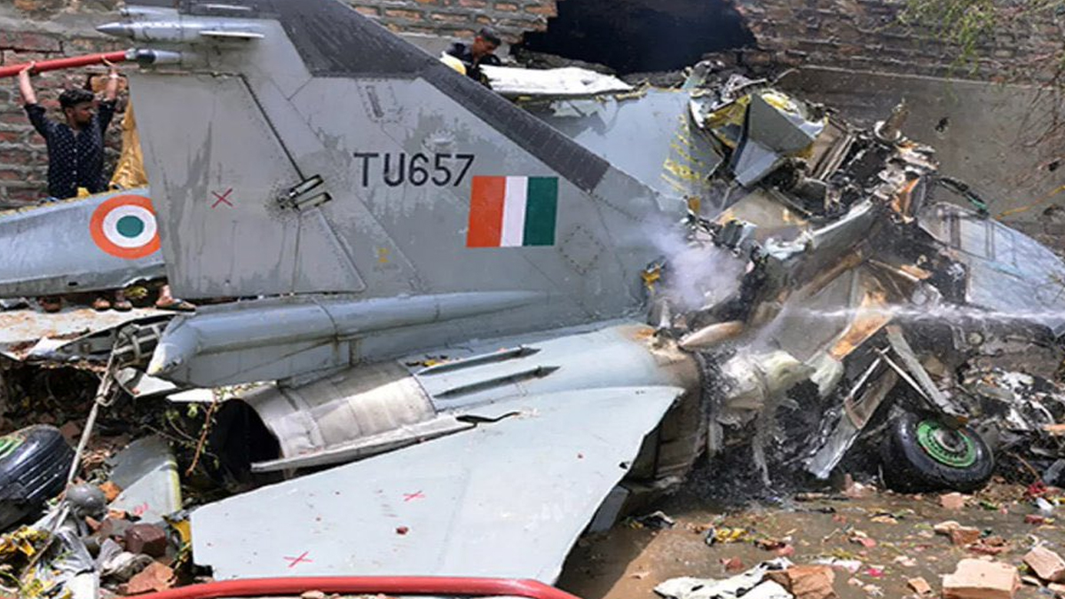 Did 3 IAF Jets Crash in Himalayas? হিমালয়ের কাছে বিধ্বস্ত ভারতীয় বিমান বাহিনীর তিনটি যুদ্ধ বিমান? ছবি ভাইরাল হতেই সত্যি প্রকাশ করল PIB ফ্যাক্ট চেক