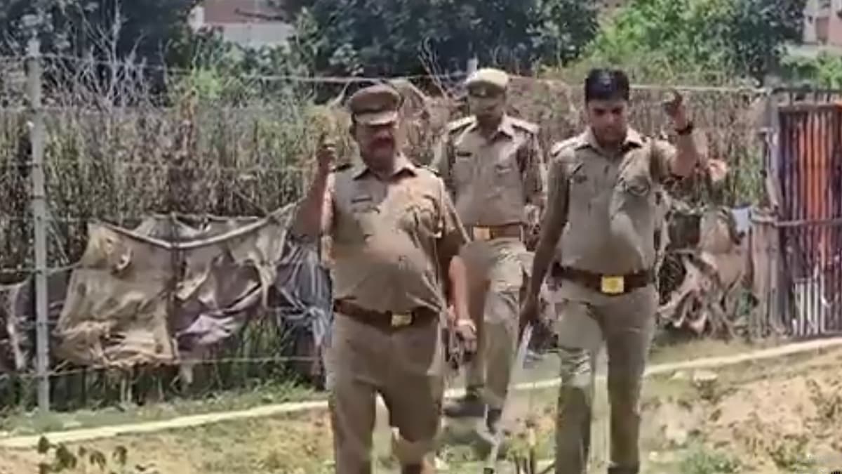Varanasi: লোকালয়ে ঢুকে পড়ল চিতাবাঘ, হামলা করল স্থানীয় যুবকের ওপর, ঘটনাস্থলে বন দফতরের আধিকারিকরা