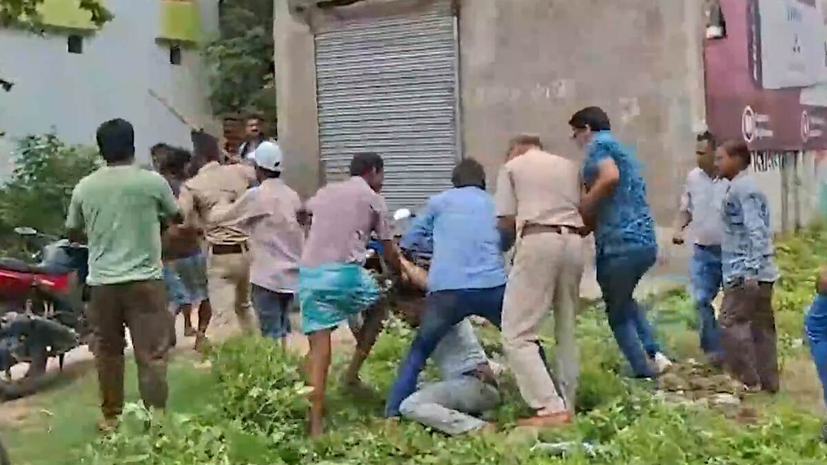 Murshidabad: সমবায় নির্বাচনকে কেন্দ্র করে রণক্ষেত্র দৌলতাবাদ, লাঠিচার্জ করতে গিয়ে আক্রান্ত হলেন পুলিশকর্মীরাই
