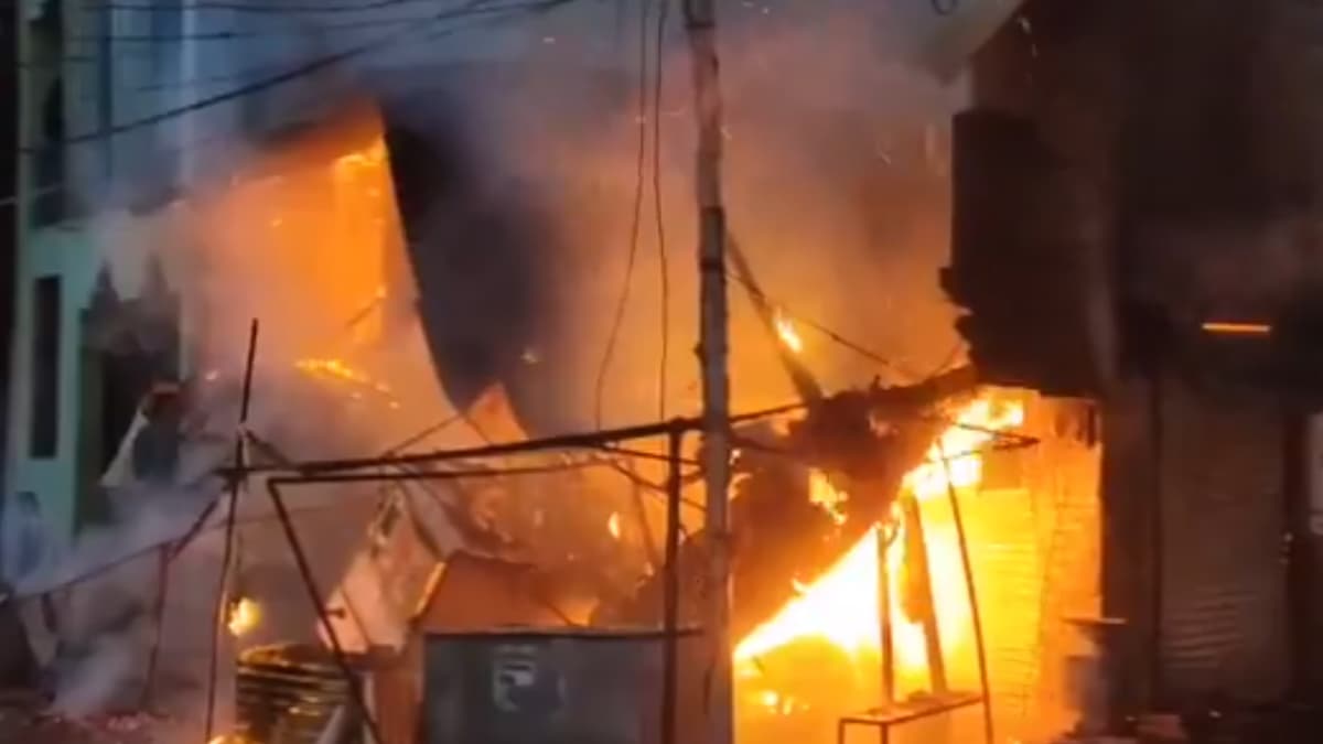Maharashtra Fire: মহারাষ্ট্রের শিরপুর জৈন বাস স্ট্যান্ড ভয়াবহ অগ্নিকাণ্ড, পুরনো কাঠের দোকানগুলো গিলে খেল আগুন, ব্যাপক ক্ষয়ক্ষতি
