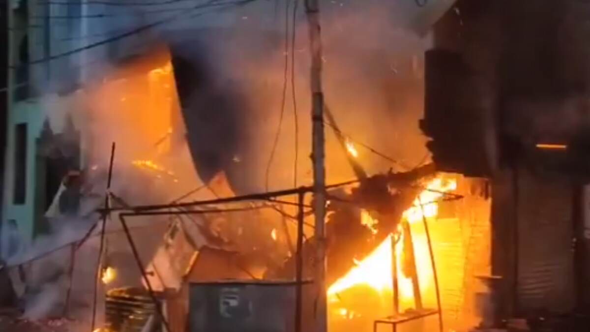 Maharashtra Fire: মহারাষ্ট্রের শিরপুর জৈন বাস স্ট্যান্ড ভয়াবহ অগ্নিকাণ্ড, পুরনো কাঠের দোকানগুলো গিলে খেল আগুন, ব্যাপক ক্ষয়ক্ষতি