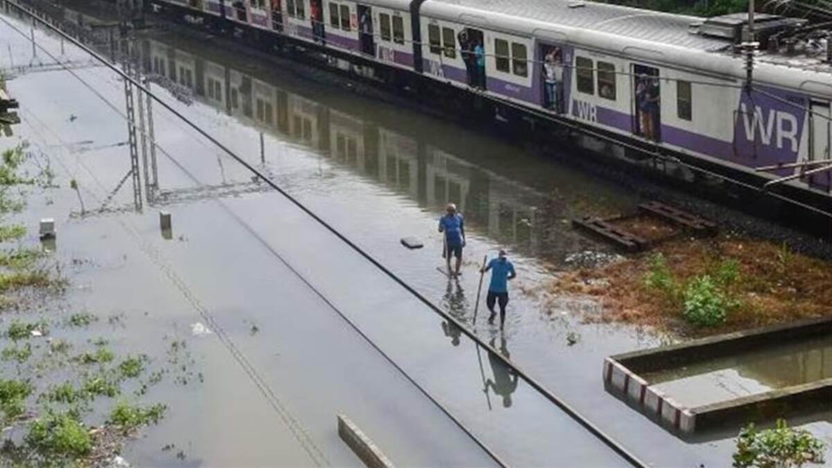 Heavy Rainfall in Mumbai City: ভারী বৃষ্টিতে জলমগ্ন মুম্বই, জুহু সমুদ্র সৈকতে মোতায়েন পুলিশ (দেখুন ভিডিও)