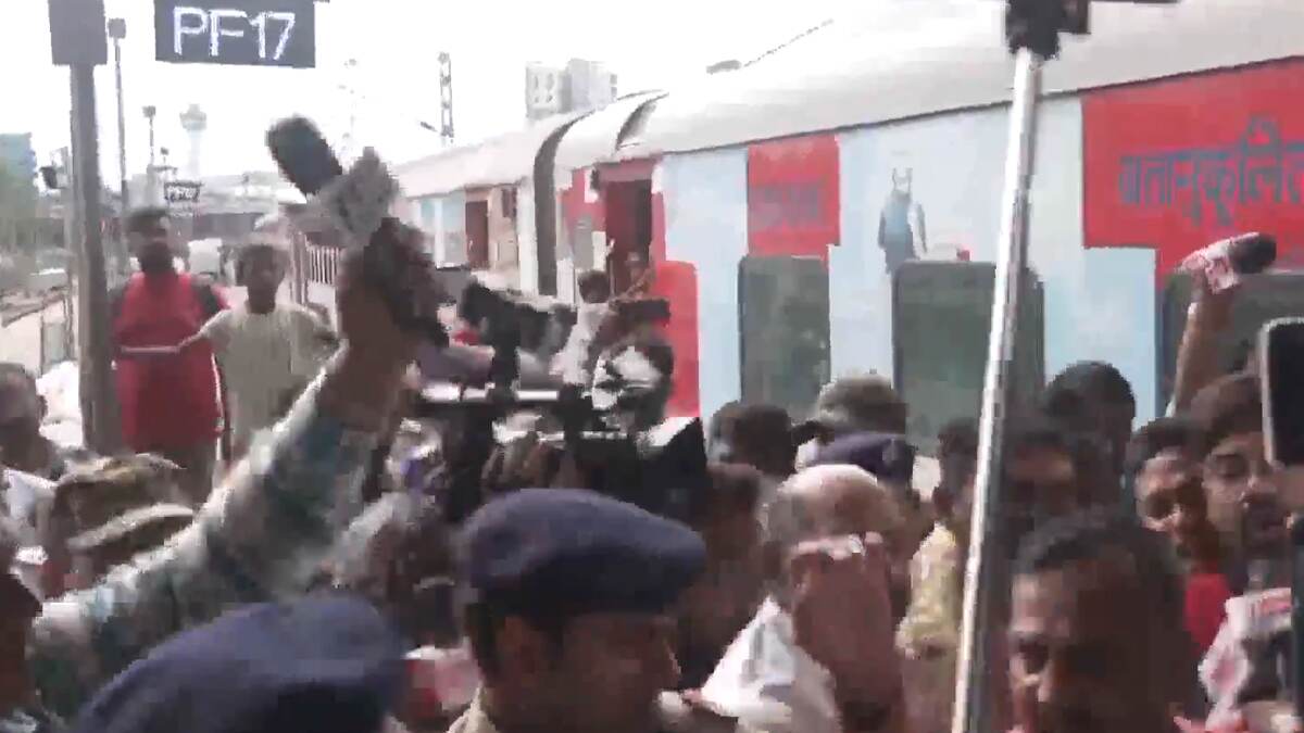 Purnam Kumar Shaw arrives at Howrah: বাড়ি ফিরছেন পূর্ণম, রিষড়ায় অকাল দীপাবলির আবহ, হাওড়া স্টেশনে উপচে পড়া ভিড়
