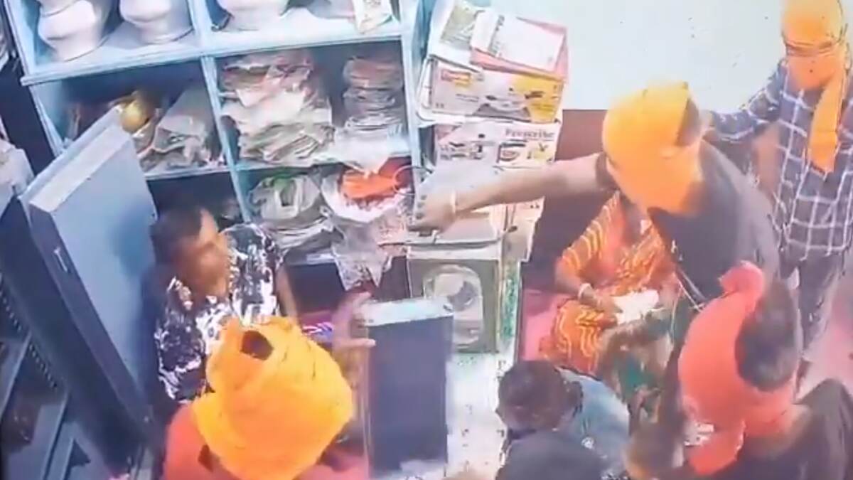 Robbery Caught on Camera: প্রকাশ্য দিবালোকে বন্দুক হাতে সোনার দোকানে দেদার লুট, ডাকাতির মুহূর্ত সিসিটিভি বন্দি, নিন্দায় সরব তেজস্বী
