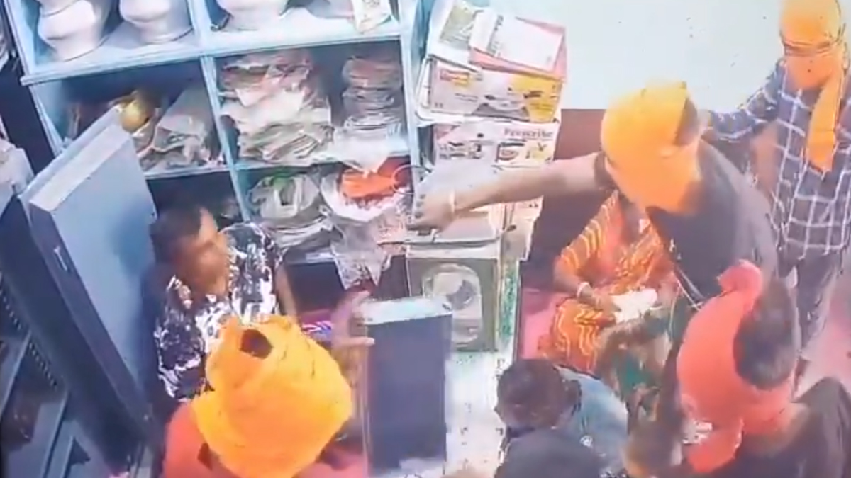 Robbery Caught on Camera: প্রকাশ্য দিবালোকে বন্দুক হাতে সোনার দোকানে দেদার লুট, ডাকাতির মুহূর্ত সিসিটিভি বন্দি, নিন্দায় সরব তেজস্বী