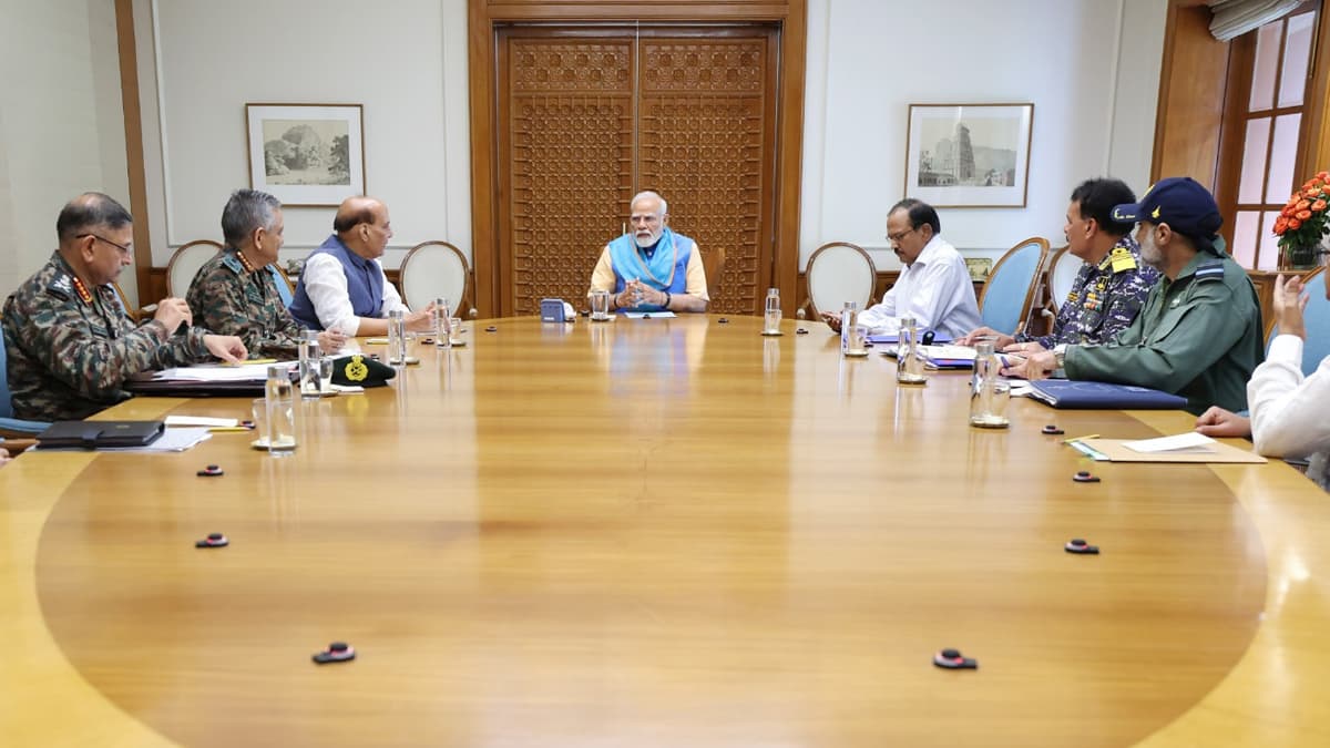 PM Modi Chairs Defence Meeting on Sunday: একদিকে সংঘর্ষ বিরতি অন্যদিকে তা লঙ্ঘনের চেষ্টা, বাড়ছে দেশের নিরাপত্তা সংক্রান্ত উদ্বেগ, মোদীর বাসভবনে ফের উচ্চ-পর্যায়ের বৈঠক