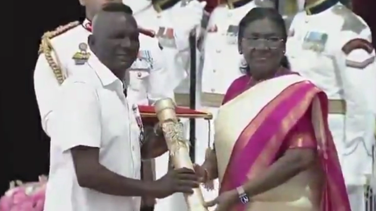 Padma Shri Award 2025: রাষ্ট্রপতি দ্রৌপদী মুর্মুর হাত থেকে পদ্মশ্রী নিলেন প্রাক্তন ফুটবলার আইএম বিজয়ন