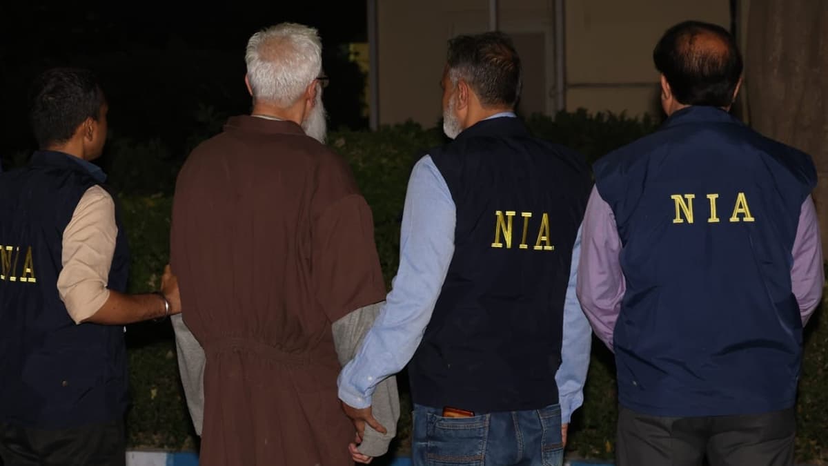2 ISIS Members Arrested at Mumbai Airport: আইসিস জঙ্গি সন্দেহে মুম্বই বিমানবন্দর থেকে গ্রেফতার ২, আত্মগোপন রেখে জাকার্তা থেকে ভারতে পা রাখতেই ইমিগ্রেশন বিভাগে আটক
