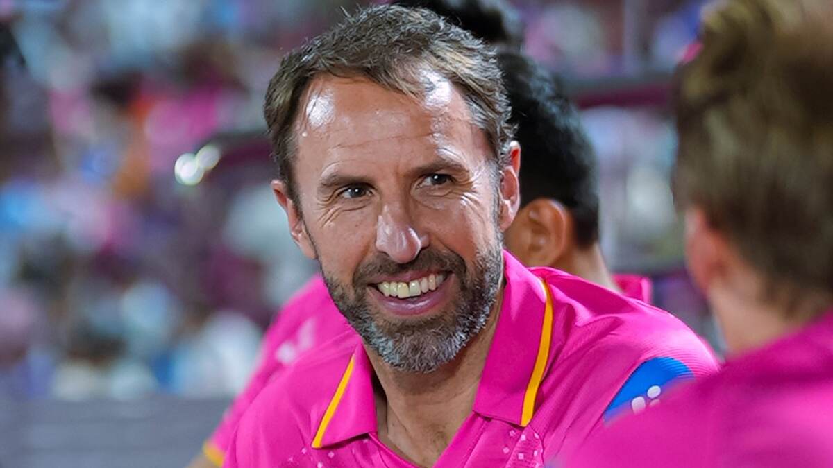 Gareth Southgate, RR vs MI: স্পেশাল পিঙ্ক জার্সি গায়ে মাঠে প্রাক্তন ইংলিশ ফুটবলার গ্যারেথ সাউথগেট, ছবি শেয়ার রাজস্থান রয়্যালসের