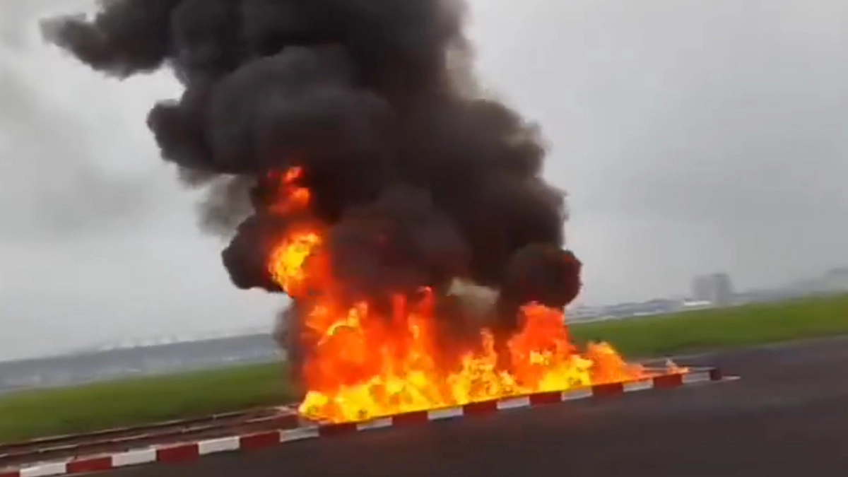 Kolkata Airport: রানওয়েতে আচমকাই জ্বলে উঠল আগুন, বাজল সাইরেন, আবার কী বিপদ ঘটল কলকাতা বিমানবন্দরে?