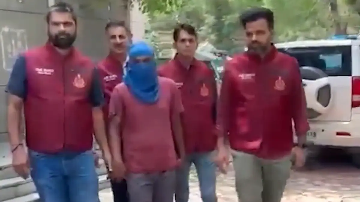 Delhi:  কয়েক কেজি নিষিদ্ধ মাদক সহ দিল্লি থেকে গ্রেফতার পাচার চক্রের মাথা, জারি তল্লাশি অভিযান