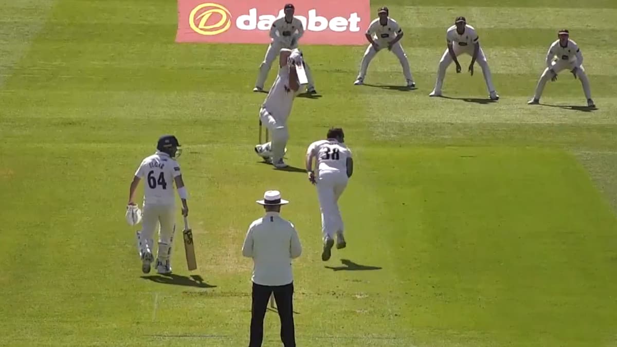 County Pitch, Cricket Viral Video: পিচ কোনটা আউটফিল্ড কোনটা! দেখুন, কাউন্টি ম্যাচের সবুজ উইকেটে হতভম্ব ক্রিকেট দুনিয়া