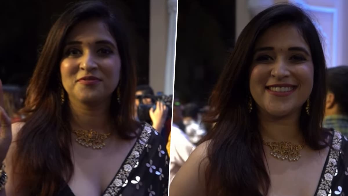 Mannara Chopra Hot Look in Saree: নুডল স্ট্র্যাপের ব্লাউজে বেরিয়ে ক্লিভেজ, কালো জমকালো শাড়িতে নেশা ধরাচ্ছেন হট মানারা চোপড়া