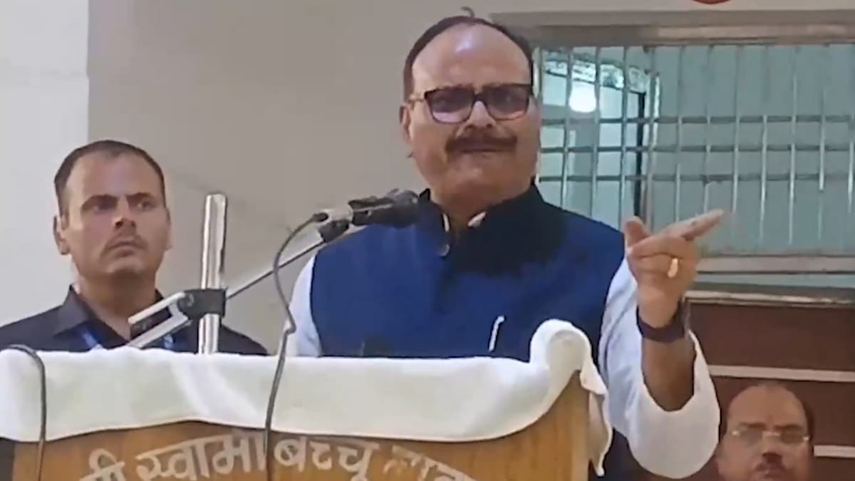 Uttar Pradesh: সমাজবাদী পাটি দু’পয়সার দল, অখিলেশদের নিয়ে বিতর্কিত. মন্তব্য উপ-মুখ্যমন্ত্রী ব্রজেশ পাঠকের, দেখুন ভিডিয়ো