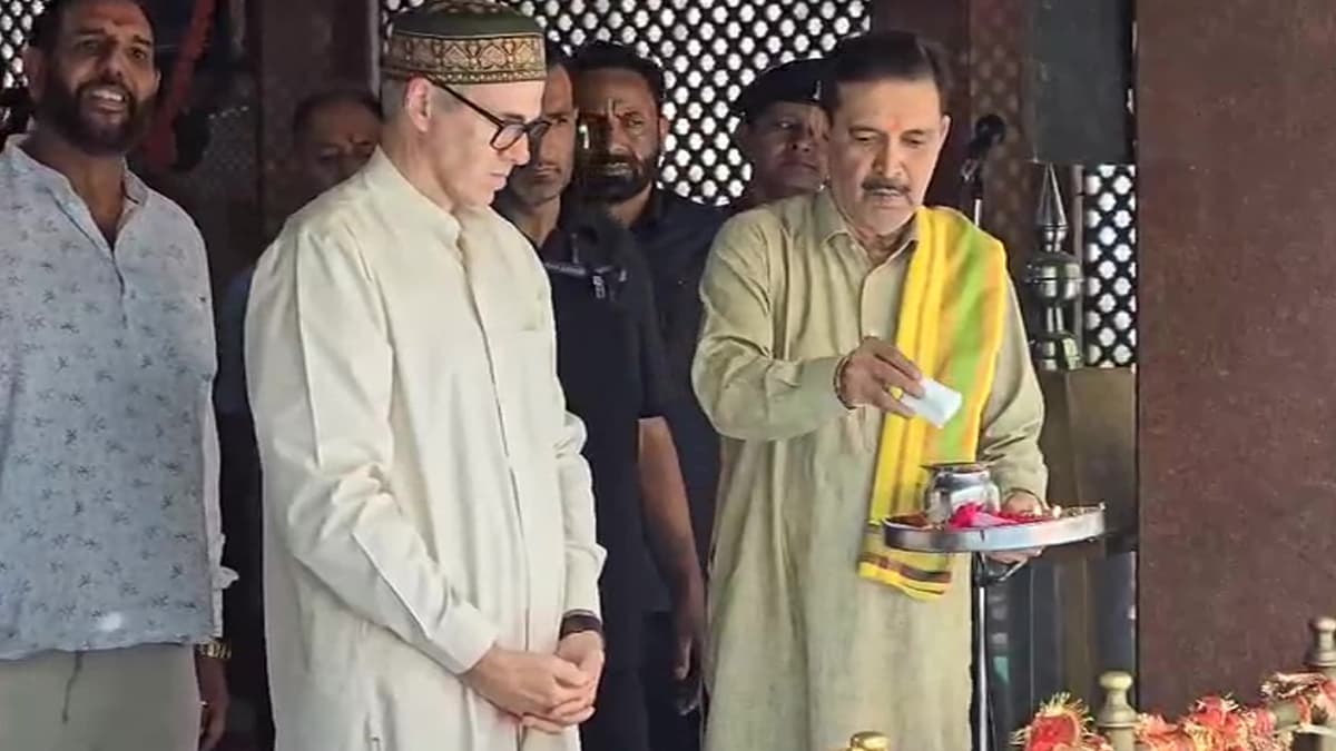 Omar Abdullah visited Temple: ক্ষীর ভবানী মন্দিরে দেবীর আরতি সারলেন ওমর আবদুল্লাহ