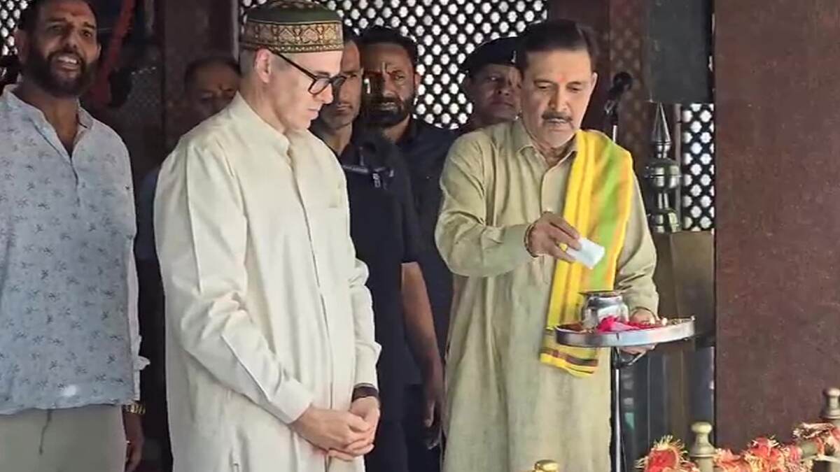Omar Abdullah visited Temple: ক্ষীর ভবানী মন্দিরে দেবীর আরতি সারলেন ওমর আবদুল্লাহ
