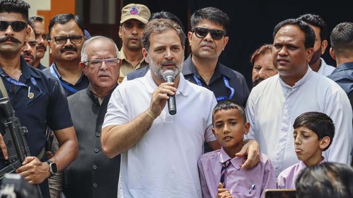 Rahul Gandhi: পাক সেনার হামলায় দুর্গত পরিবারের সঙ্গে দেখা করতে পুঞ্চে রাহুল, আশ্বস্ত করে বললেন, 'আবার পরিস্থিতি স্বাভাবিক হবে'